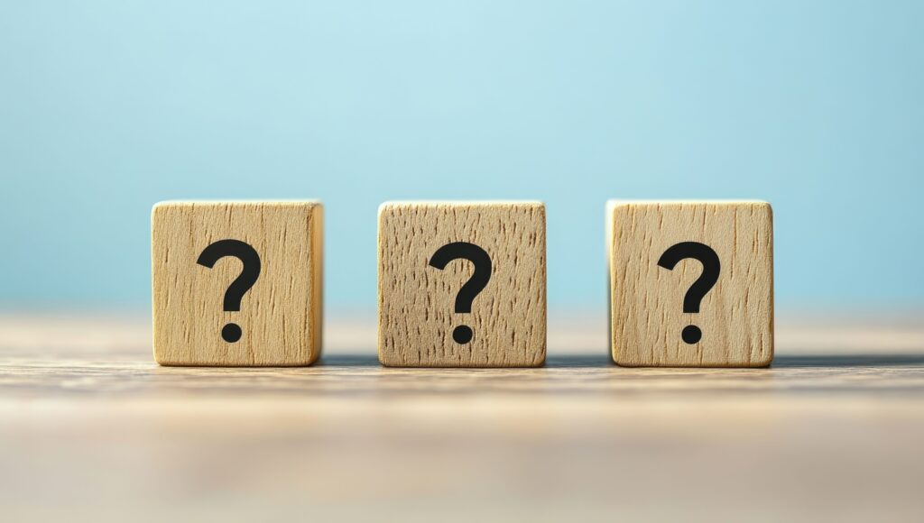 クエスチョンマークのついた3つの木製ブロック